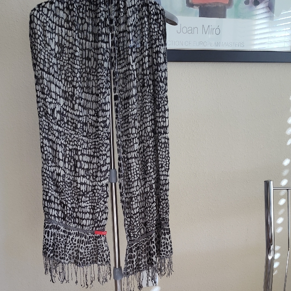 Esprit Monochrome Textured Scarf